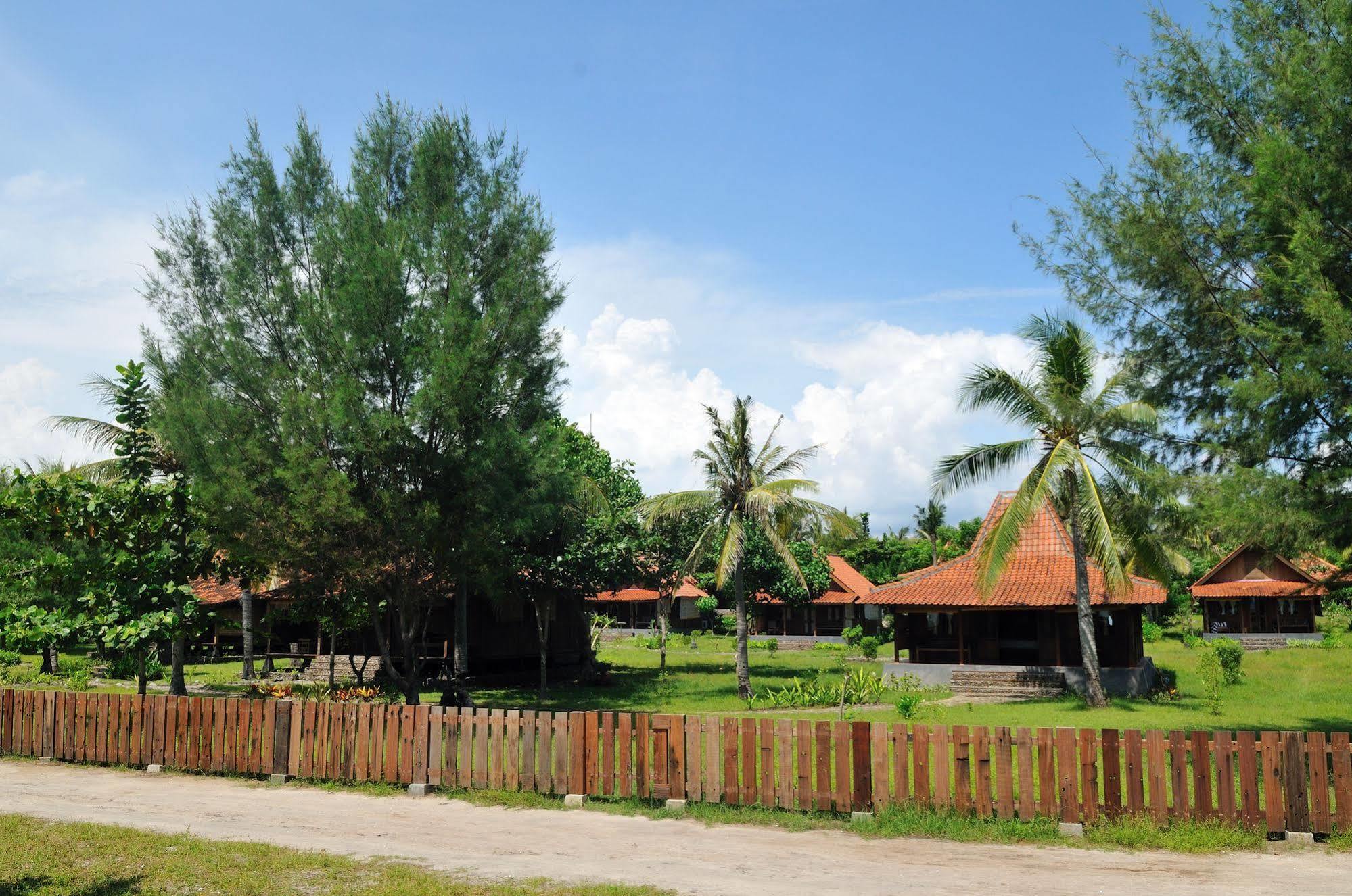 Desa Dunia Beda Resort Gili Trawangan Exterior photo